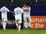"Chicharito" Hernández festeja su anotación contra el Seattle Sounders con algunos de sus compañeros del Galaxy.
