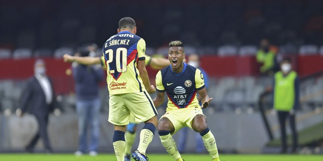 Richard Sánchez y Pedro Aquino celebran un gol del América en el Guard1anes 2021 de la Liga MX.