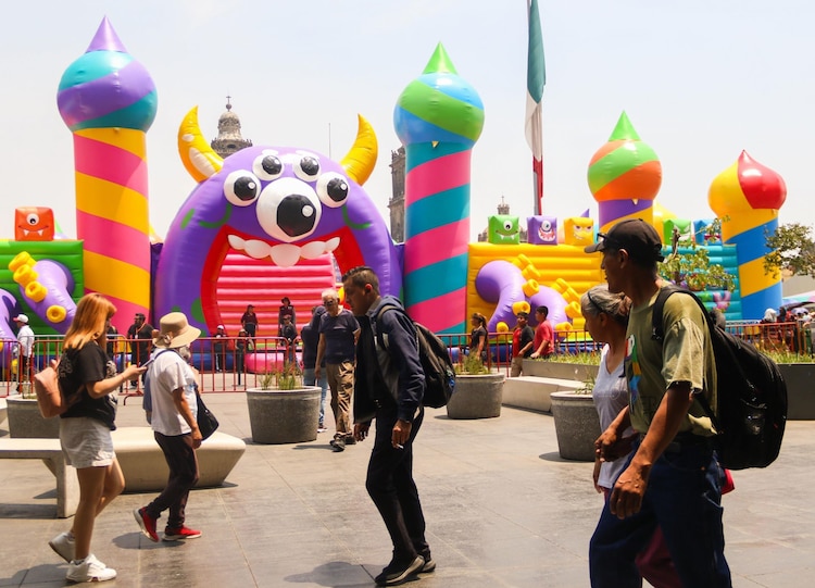 Megainflables instalados en el Zócalo de la Ciudad de México, como parte de las actividades por el Día del Niño.