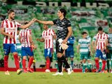 Hiram Mier y José Antonio Rodríguez en el juego del Guadalajara ante Santos el pasado 2 de agosto.