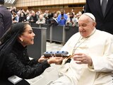El Papa Francisco recibió obsequios de la Gobernadora de Quintana Roo.