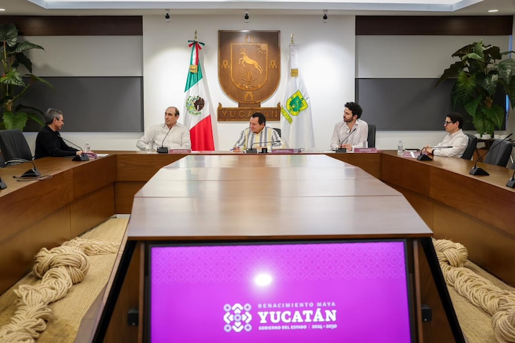 Al centro, el gobernador Joaquín Díaz Mena.