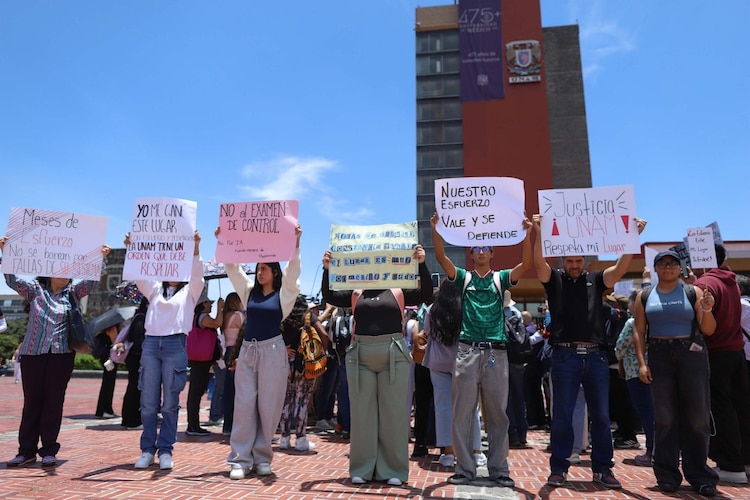 Protesta de aspirantes seleccionados en la UNAM contra examen de control, el 3 de agosto de 2026.