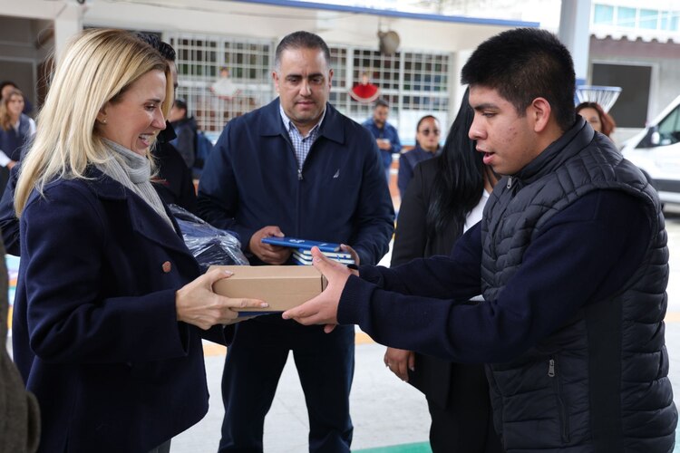 Romina Contreras, alcaldesa mejor evaluada del Edomex, entrega obras de rehabilitación escolar en Huixquilucan.