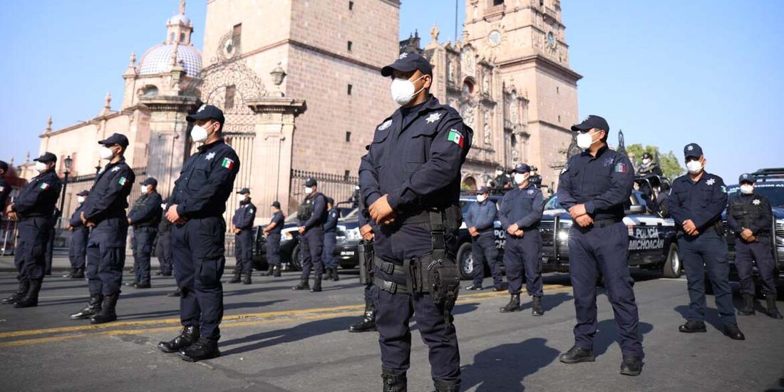Elementos de la SSP durante la ceremonia de entrega.
