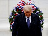 El presidente Donald Trump participa ena celebración del Día de los Veteranos en el Cementerio Nacional de Arlington, su primera aparición pública desde su fallido intento de reelección.