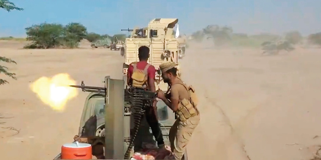 Combatientes del gobierno yemení, durante enfrentamientos con el grupo hutí, en el distrito de Dhobab, Taiz, Yemen.