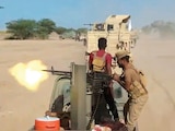 Combatientes del gobierno yemení, durante enfrentamientos con el grupo hutí, en el distrito de Dhobab, Taiz, Yemen.