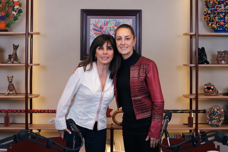 La periodista (izq.) y la candidata presidencial de la 4T, en imagen de archivo.