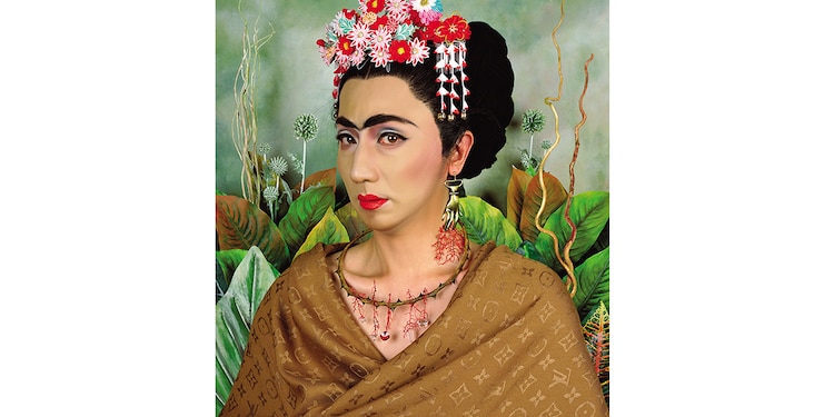 AN INNER Dialogue with Frida Kahlo (Hand-shaped Earring), de Yasumasa Morimura.