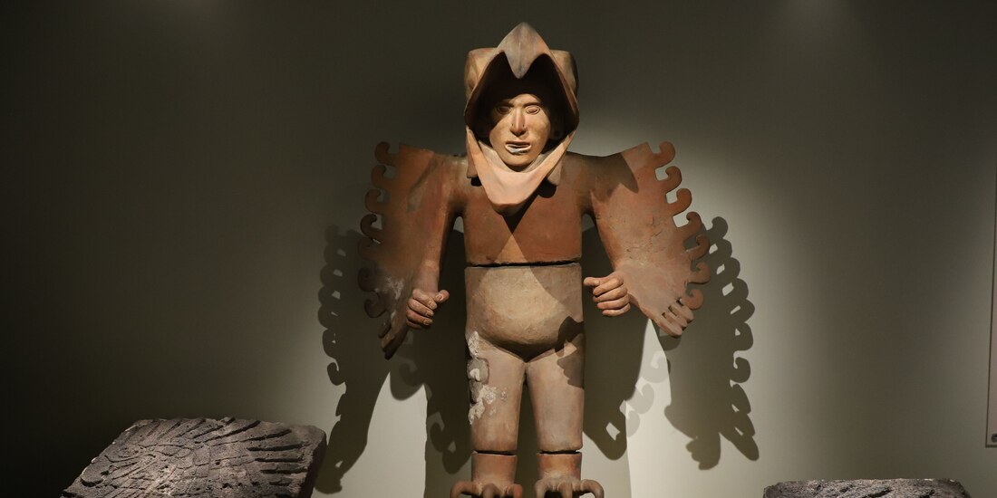 Al lado de la escultura se exhiben las lápidas por primera vez.