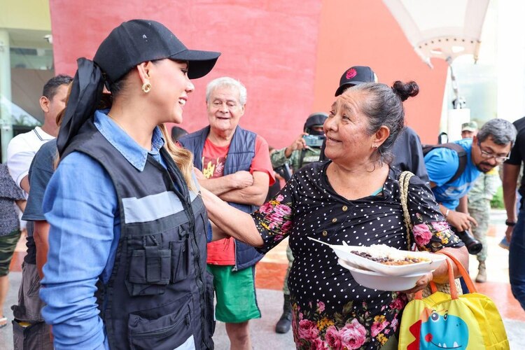 La gobernadora Evelyn Salgado platicó con familias afectadas por "John" en Guerrero.
