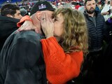 Taylor Swift besa a Travis Kelce, el ala cerrada de los Kansas City Chiefs, tras el juego por el campeonato de la Conferencia Americana de la NFL