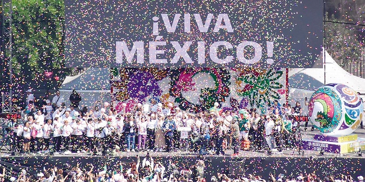 Se vivió una fiesta de futbol en el Zócalo de la Ciudad de México.