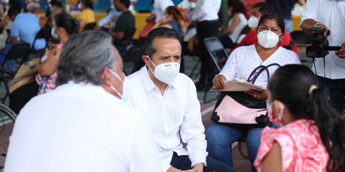 El gobernador de Quintana Roo, Carlos Joaquín, escuchó y resolvió necesidades de la gente en Chetumal.
