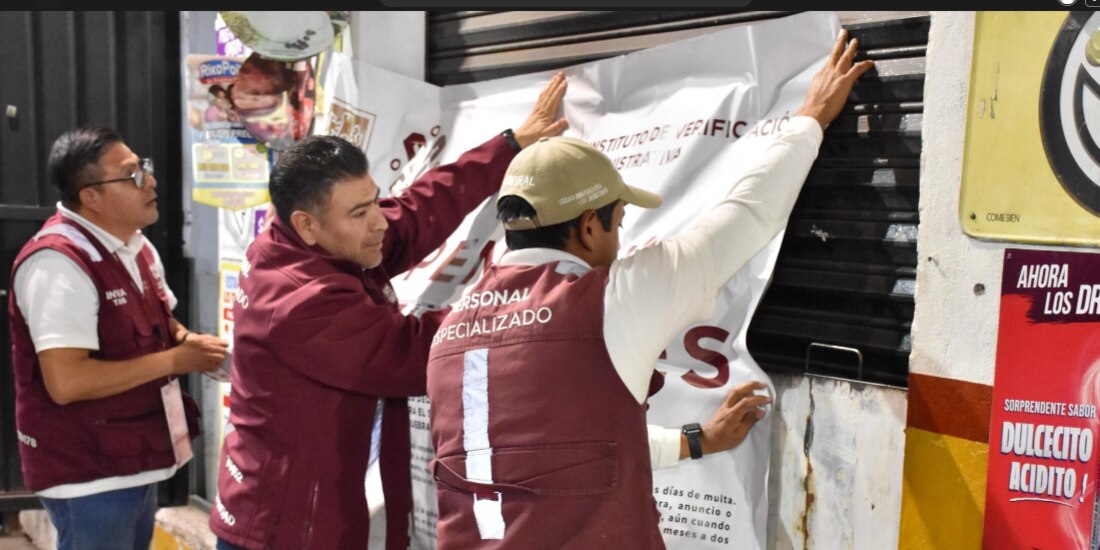 Personal del Gobierno capitalino al suspender una chelería.