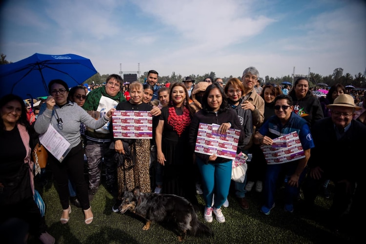 Clara Brugada anuncia que el programa Mercomuna duplicará el número de beneficiarios y aumentará el monto del apoyo a $3,000 en vales para el 2026.