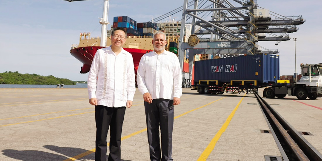 El gobernador de Michoacán Alfredo Ramírez (der.), con el embajador Chen Daojiang, en el puerto Lázaro Cárdenas.