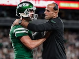 El quarterback Aaron Rodgers (8) y el entrenador Robert Saleh de los Jets durante el primer cuarto de un partido de la NFL contra los Patriots