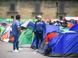 Integrantes de la Coordinadora se instalan a las afueras de Palacio Nacional, ayer.