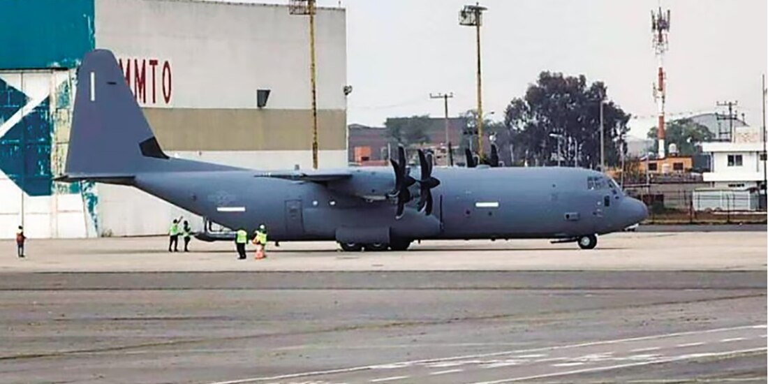 Aeronave C-130J Super Hércules de la FA de EU en el aeropuerto de Toluca, en días pasados.