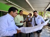 El secretario estatal de Salud, Cuitláhuac González (de camisa amarilla) al visitar una de las cuarterías, ayer.