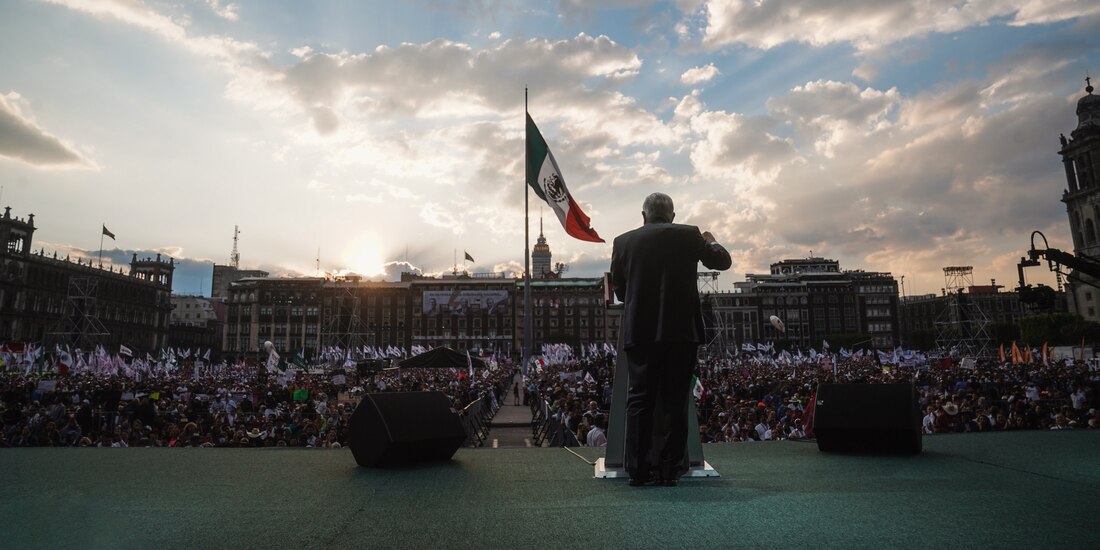 Presidente López Obrador durante una concentración masiva en el Zócalo capitalino.