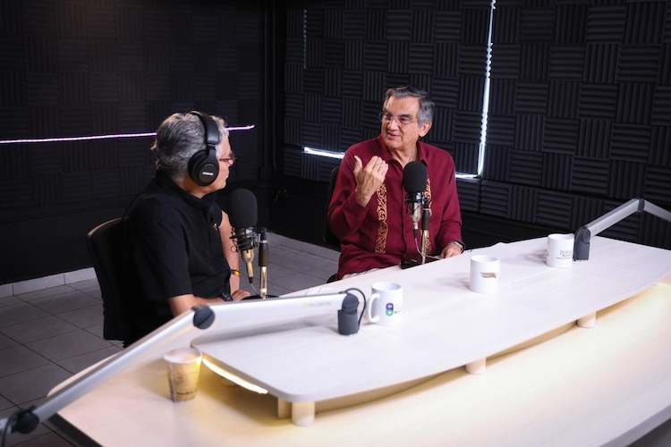 El gobernador de Tamaulipas, Américo Villarreal, durante el programa "Diálogos con Américo".