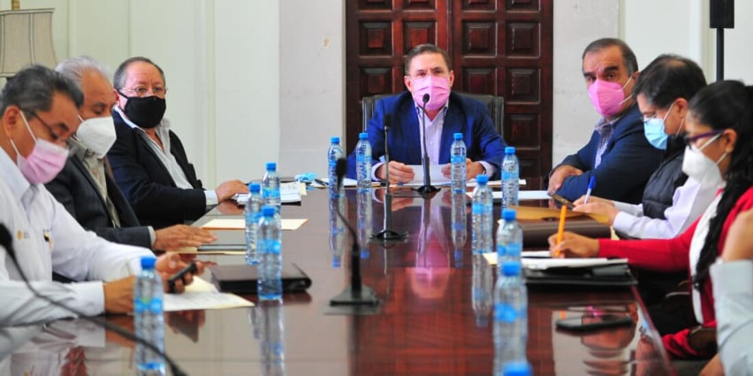 El gobernador José Rosas Aispuro Torres en reunión con el Consejo General de Seguridad en Salud