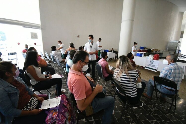 Todo el sector salud trabaja para lograr vacunar contra COVID-19 a la mayor cantidad de población chiapaneca.
