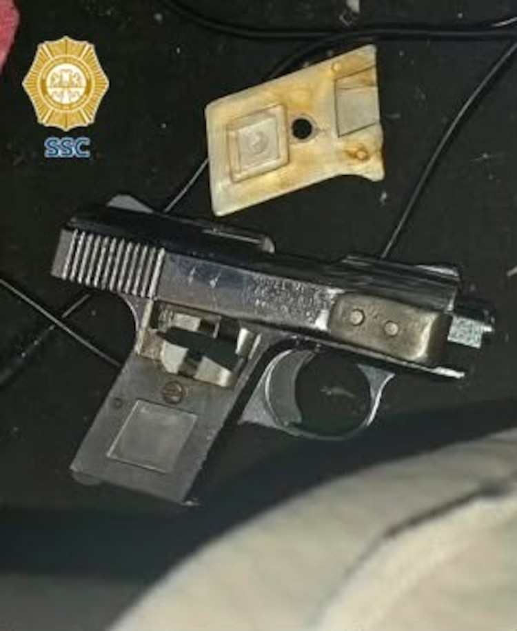 Arma de fuego asegurada al detenido tras balacera en el tianguis El Salado, en la alcaldía Iztapalapa, el 14 de octubre de 2026.