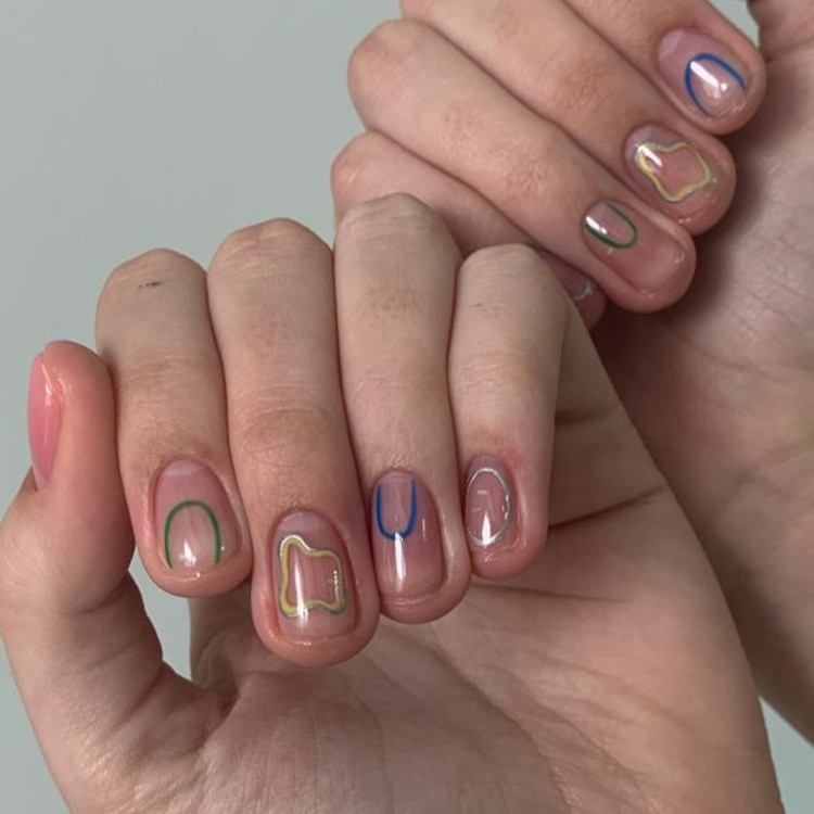 Lineas en uñas cortas.