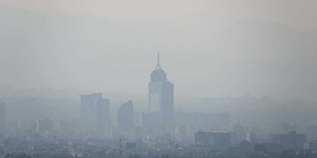Vista del Wolrd Trade Center, ayer, con un ambiente contaminado.