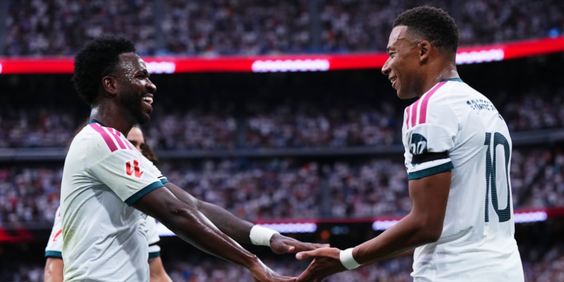 Vinícius Jr. y Kylian Mbappé celebrando el gol del francés.