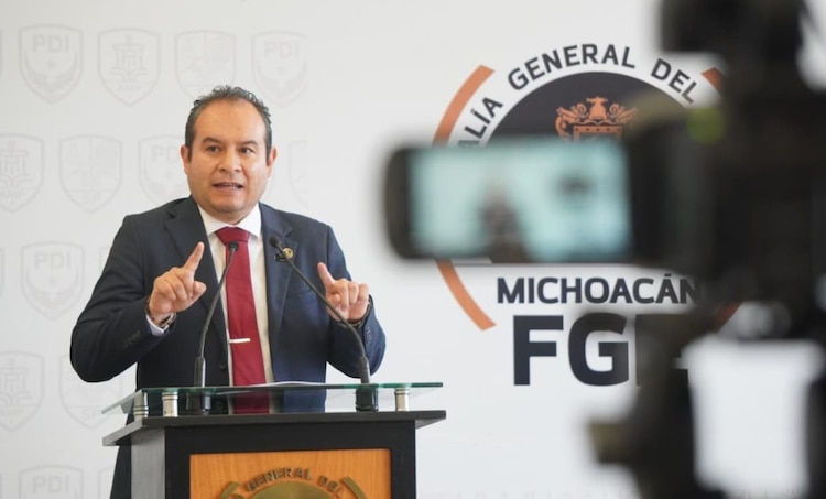 Israel Vega, encargado del despacho de la FGE Michoacán, en conferencia de prensa.