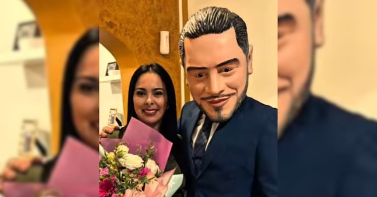 Mujer recibe ramo de flores del mismísimo García Harfuch... representado en curiosa botarga.