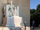 Rinde AMLO homenaje a Abraham Lincoln y Benito Juárez en Washington