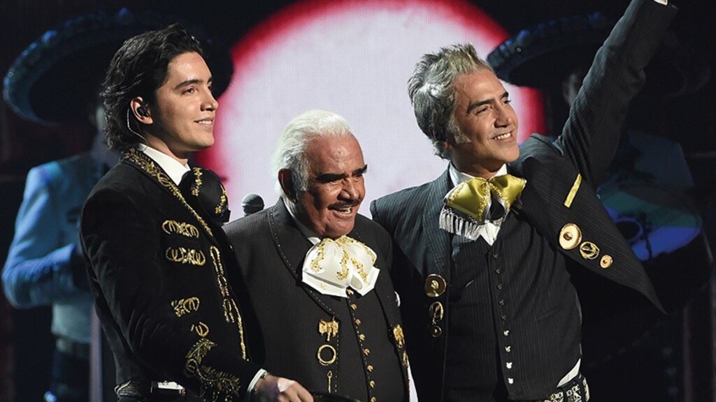 Vicente Fernández, flanqueado por su nieto Álex y su hijo Alejandro, en los Latin Grammy, en 2019.
