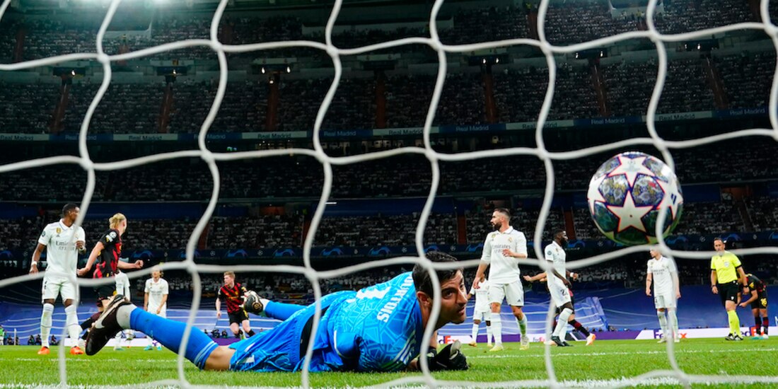 Courtois se lamenta luego del gol de De Bruyne en el partido de ida.