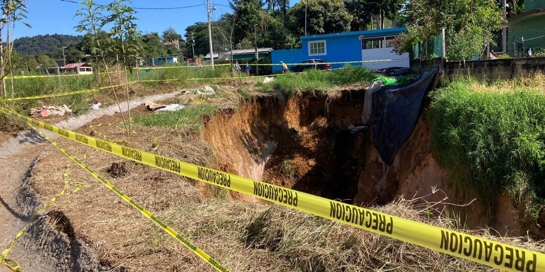 Imagen del socavón que se formó en el municipio de Tlalnehuayocan, Veracruz.