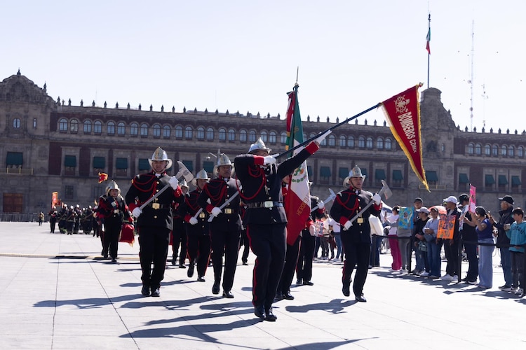 Integrantes del Heroico Cuerpo de Bomberos marchan tras la instauración oficial de su día cada 25 de enero.