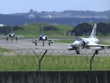 Cazas Mirage de la Fuerza Aérea de Taiwán se desplazan sobre una pista de una base, el viernes 5 de agosto de 2022, en Hsinchu, Taiwán.