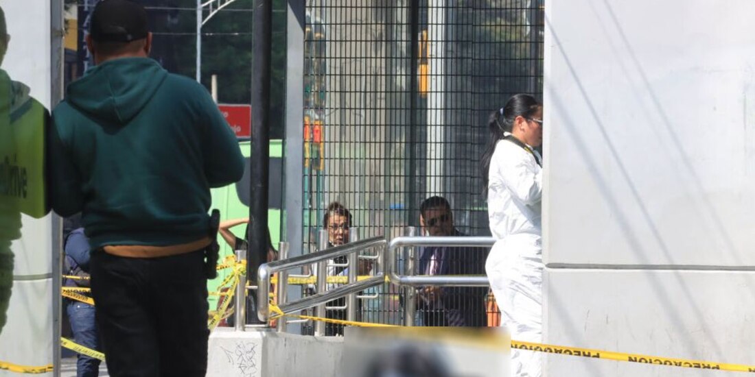 El cuerpo del sujeto abatido por policías quedó en la vía pública, ayer.