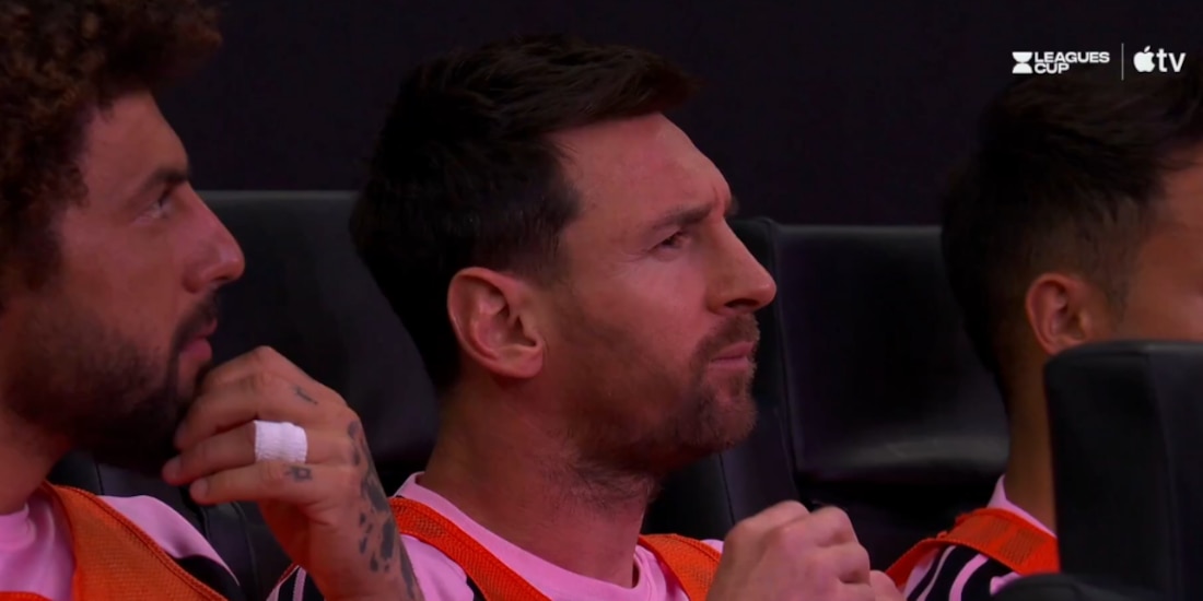 Leo Messi en el banquillo de suplentes en el encuentro ante León.
