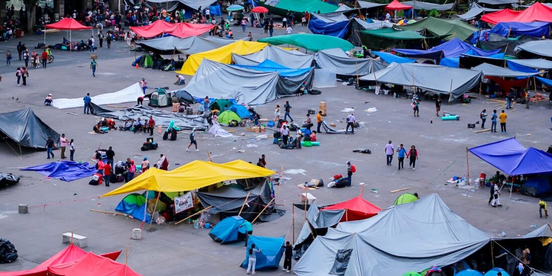 Sección 22 de la CNTE comienza a levantar plantón en el Zócalo de CDMX.