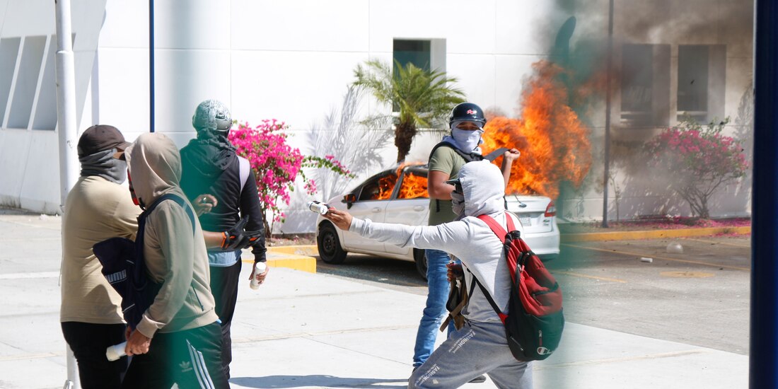 Normalistas, ayer en la Fiscalía General del Estado, en Chilpancingo.
