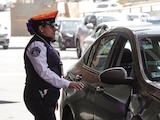 un agente afuera del AICM en imagen de archivo, tras el reforzamiento de seguridad.