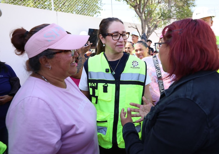 Alcaldesa Azucena Cisneros conversa con habitantes de Ecatepec.