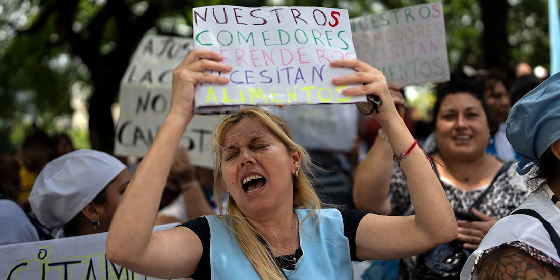 Protesta, ayer, en Buenos Aires, para exigir comida para los comedores populares.