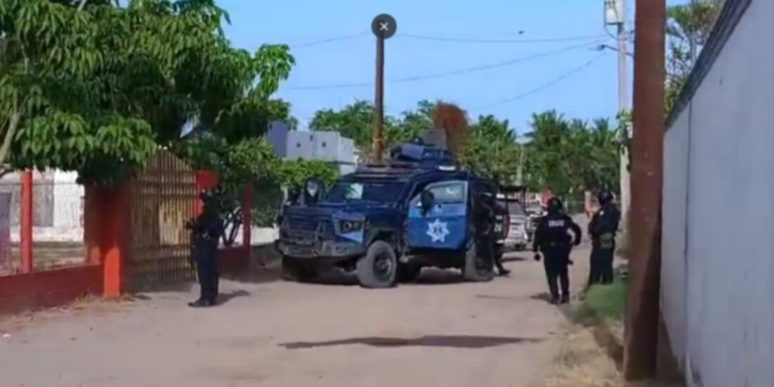 Autoridades estatales, al cercar el lugar en el que ocurrió la agresión de uniformados, ayer.